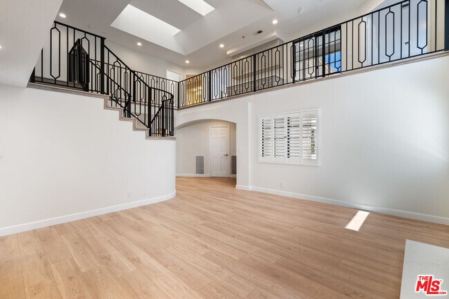 Building Photo - 6143 Lake Lindero Dr