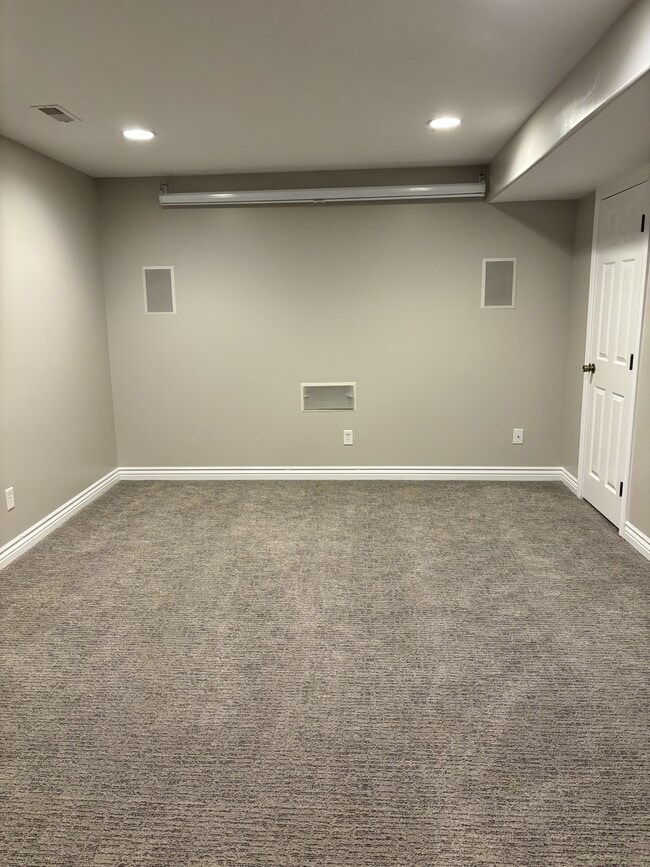 Building Photo - 405 W 375 N