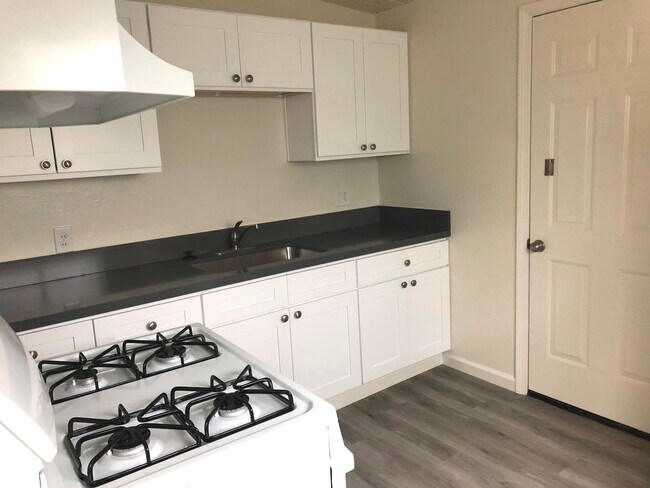 Building Photo - *718-720 Raven Street