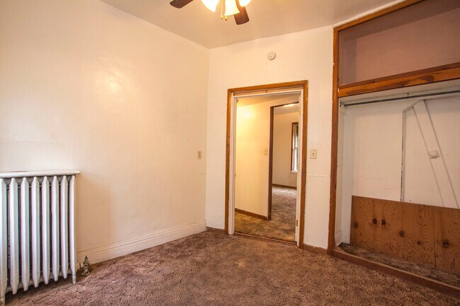 Building Photo - Spacious 3 bedroom 1 bath