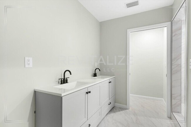 Building Photo - Luxury New Construction in Loxley with Lak...