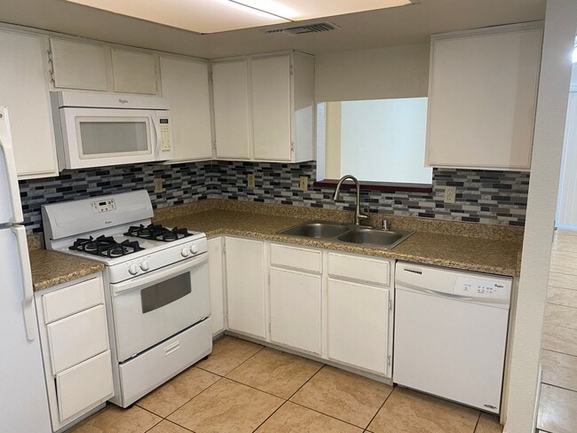 Building Photo - Henderson!!! 4 Bedrooms!! Single Story!! 2 car garage!! Big Back Yard!!! No HOA!! All Appliances!!