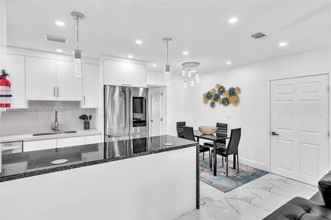 Building Photo - 560 Perviz Ave