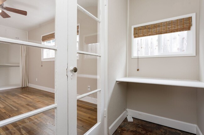 Building Photo - 502 Poinsettia Ave