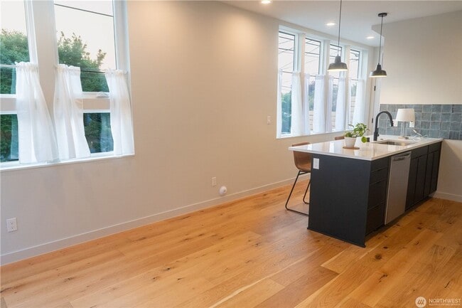 Building Photo - 2bd/1.75ba Seattle Townhome