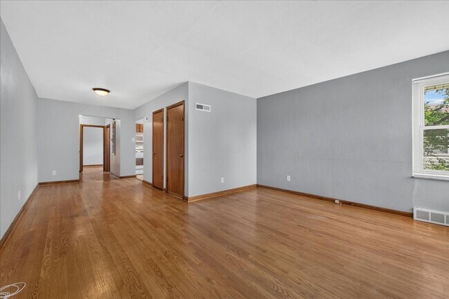 Building Photo - 5907-5909-5909 Jamieson Ave