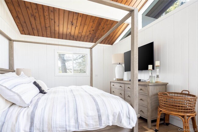 Building Photo - 10 Cedar Ave