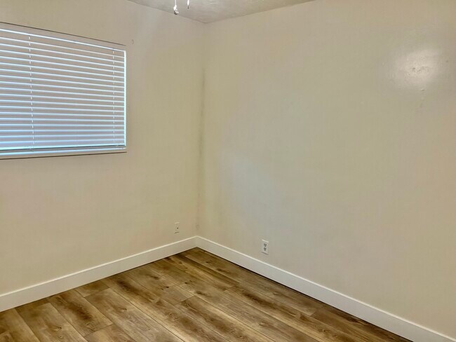Building Photo - 610 S 200 E