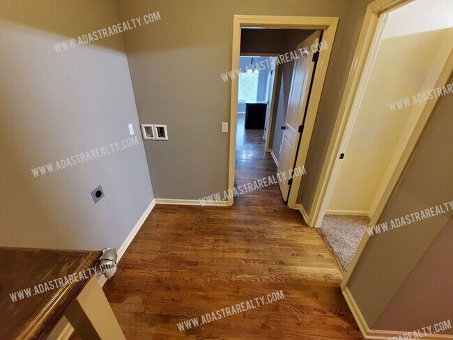 Building Photo - Beautiful and Spacious Olathe Townhome-Available in APRIL!!!