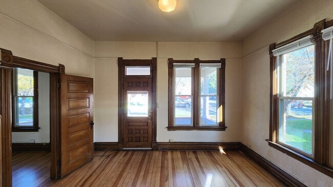 Building Photo - Charming House Near Providence