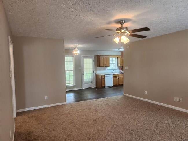 Building Photo - 812 Joan Ln