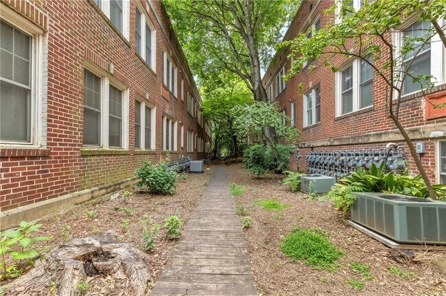 Building Photo - 741 Frederica St NE