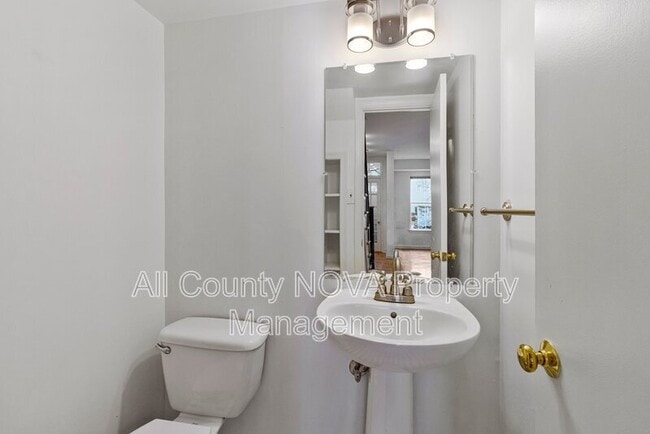 Building Photo - 123 E St SE