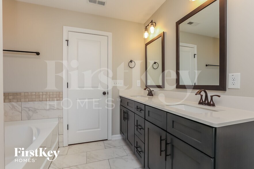 Building Photo - 500 Woodtrace Dr