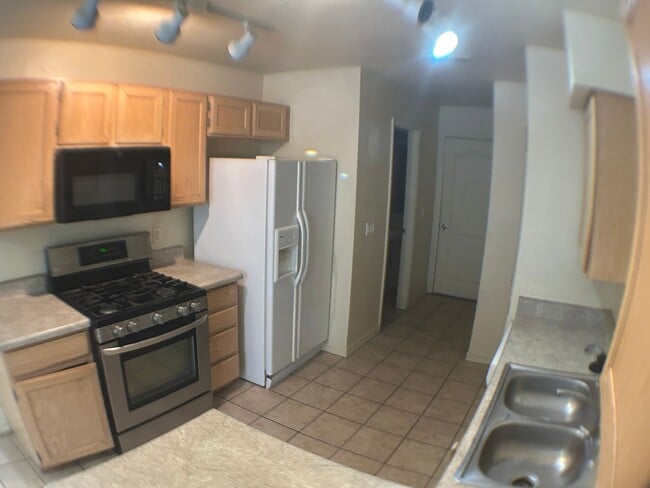 Building Photo - Nice 3 bedroom  with 2 car garage