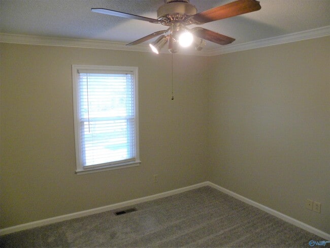 Building Photo - 102 W Lake Cir