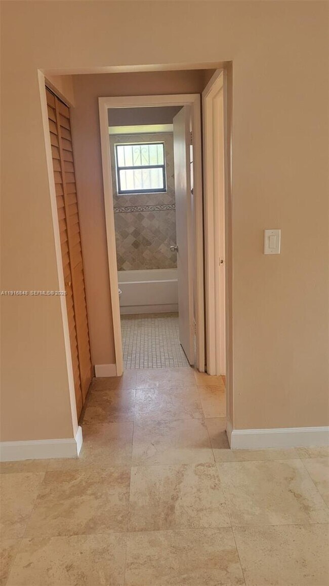 Building Photo - 914 NW 106th Ave Cir