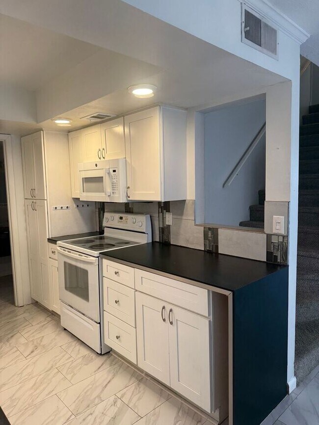 Building Photo - Fantastic 3/3 Townhome in Windsor Pines, Kissimmee