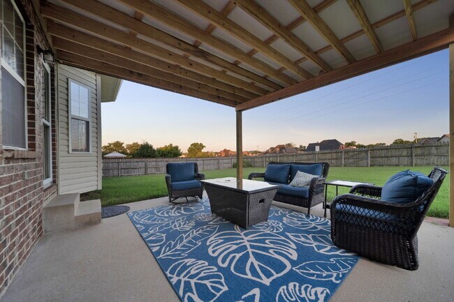 Building Photo - FULLY and Tastefully furnished 3 bedroom h...