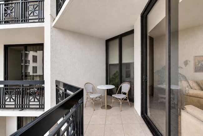 Building Photo - 801 S Olive Ave