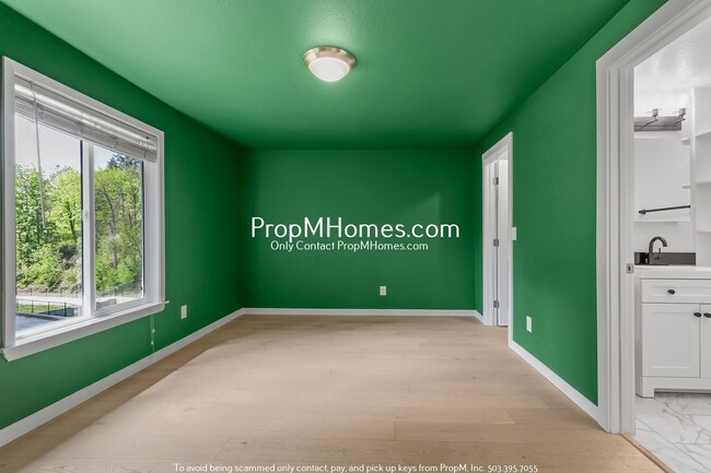 Building Photo - Beautifully Updated Condo in Multnomah Vil...