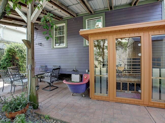 Building Photo - 617 Lyons St