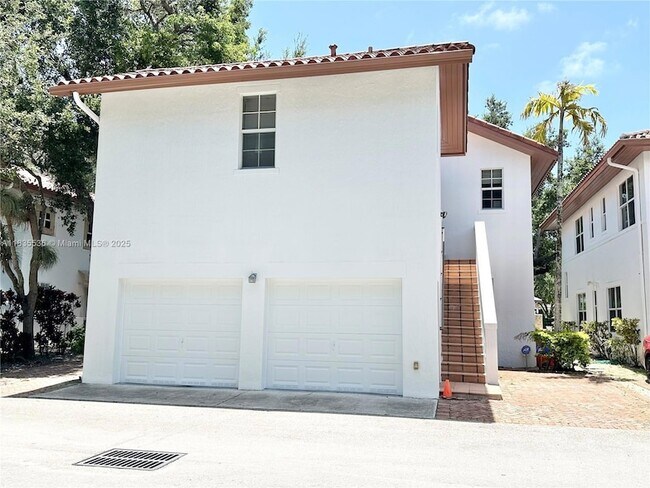 Building Photo - 483 Menendez Ave