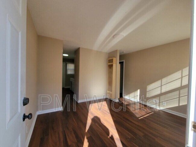 Building Photo - 2557 N Park Pl