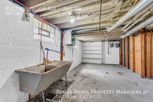 Building Photo - 8517 Rosewood Ave