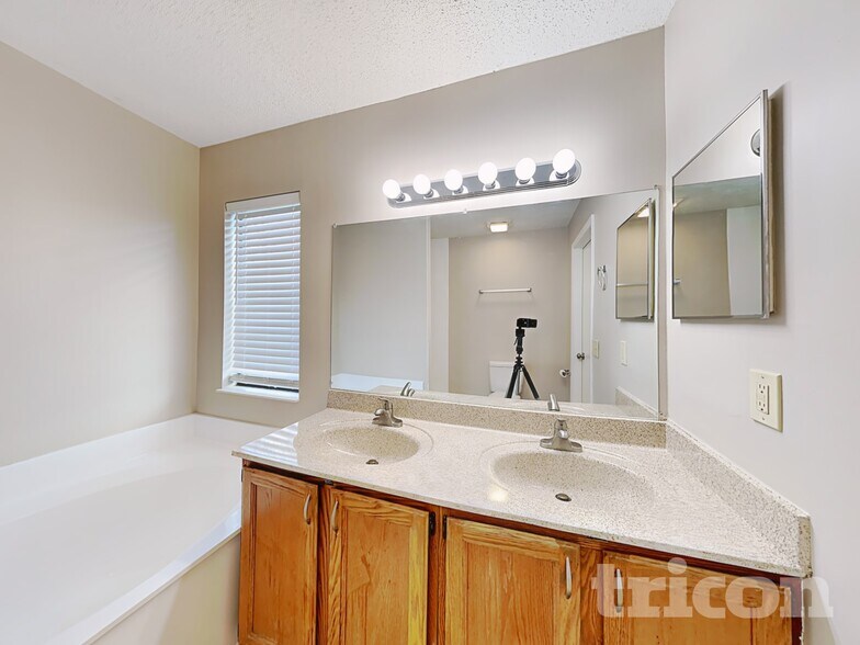 Building Photo - 7943 Longshadow Ct