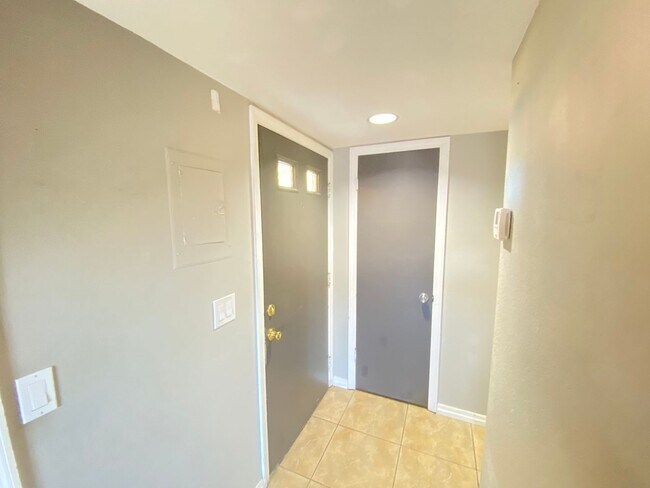 Building Photo - 650 Trinidad Ct