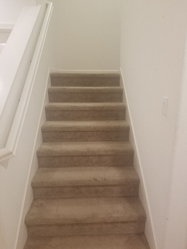 Building Photo - Beautiful, Large 4 BR/2.5 Bath Home,  Lots of light!  Great Neighborhood!