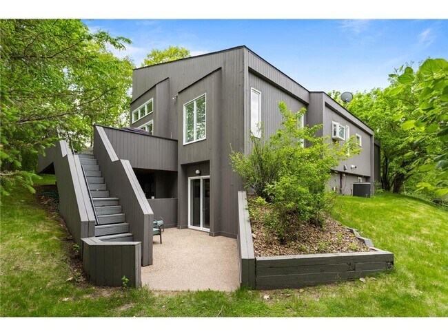 Building Photo - 2925 Minnehaha Curve