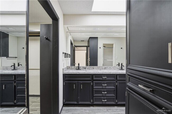 Building Photo - 21 Toronto Ave