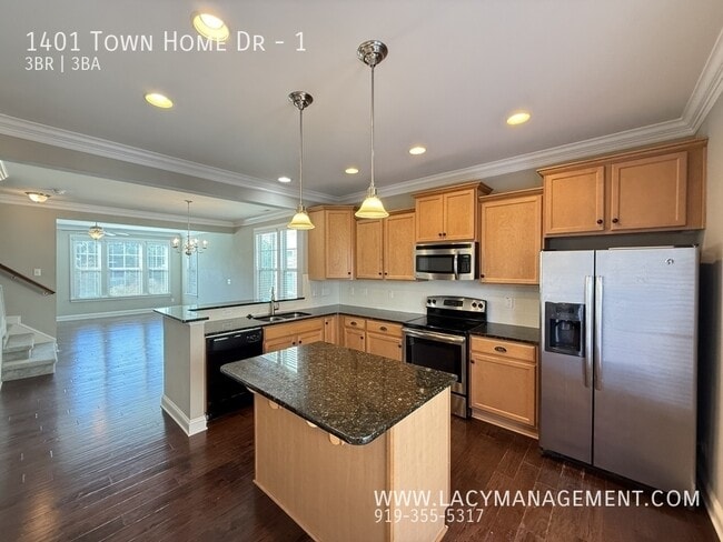 Building Photo - 1401 Town Home Dr