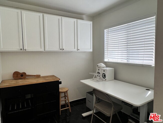 Building Photo - 13609 Valerio St