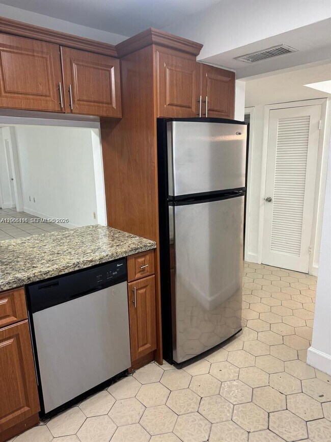 Building Photo - 1401 NE 191st St