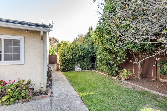 Building Photo - Spacious South Bay Home in Charming Neighb...