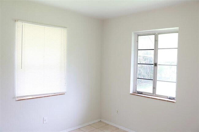 Building Photo - 2640 SW 79th Ave