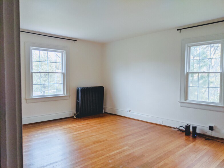 Building Photo - 2387 Woodmere Dr