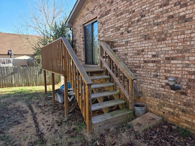 Building Photo - Large home close to Lyon