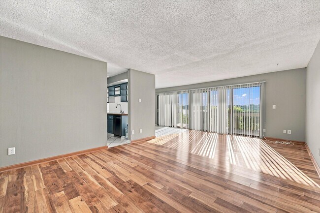 Building Photo - 893 Cliffs Dr