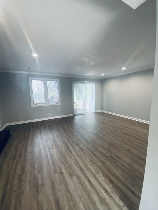 Building Photo - Coming Soon.... Spacious 3 Bedroom 2.5 Bath Townhome!!