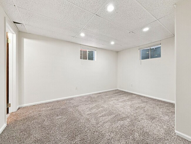 Building Photo - Large Arvada house with yard