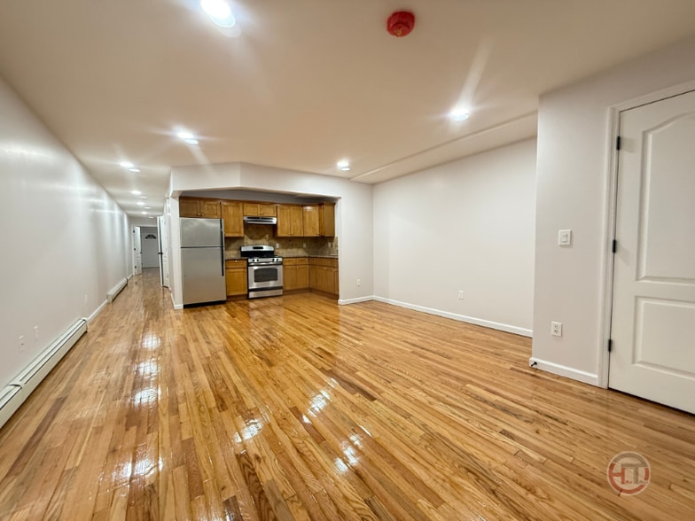 Building Photo - 1642 Williamsbridge Rd