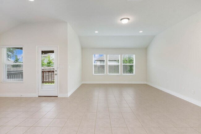 Building Photo - 3 Bed 2 Bath