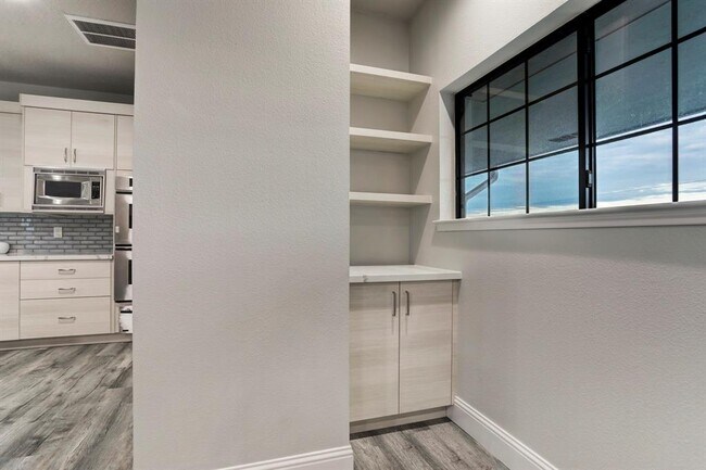 Building Photo - 1239 Hawaii Dr