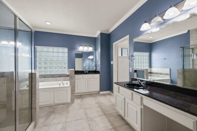 Building Photo - 3019 Royal Oaks Grove