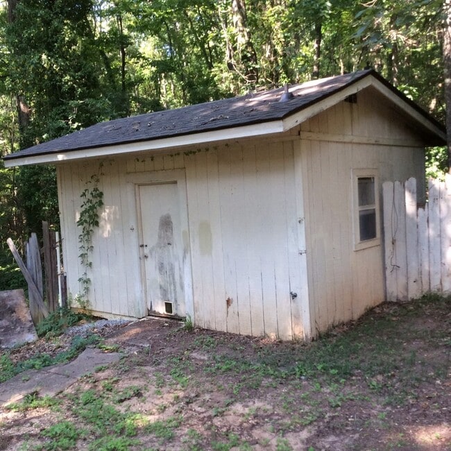 Building Photo - Large secluded 4 bedroom/2 bath in Blude R...