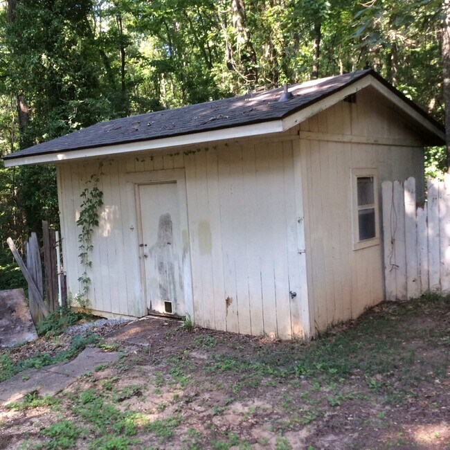 Building Photo - Large secluded 4 bedroom/2 bath in Blue Ridge Estates